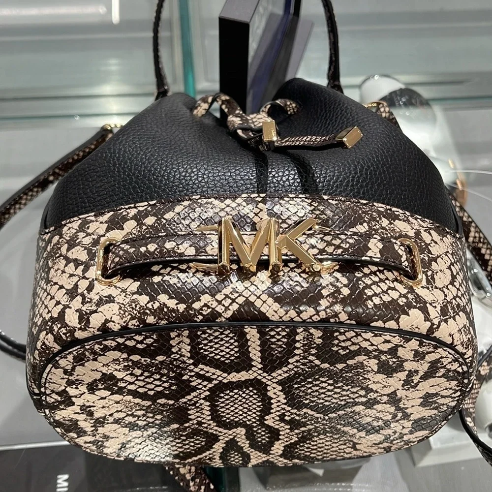 MICHAEL KORS
Reed Md Pebbled Leather Belted Bucket Messenger Satchel Crossbody - Picture 11 of 16